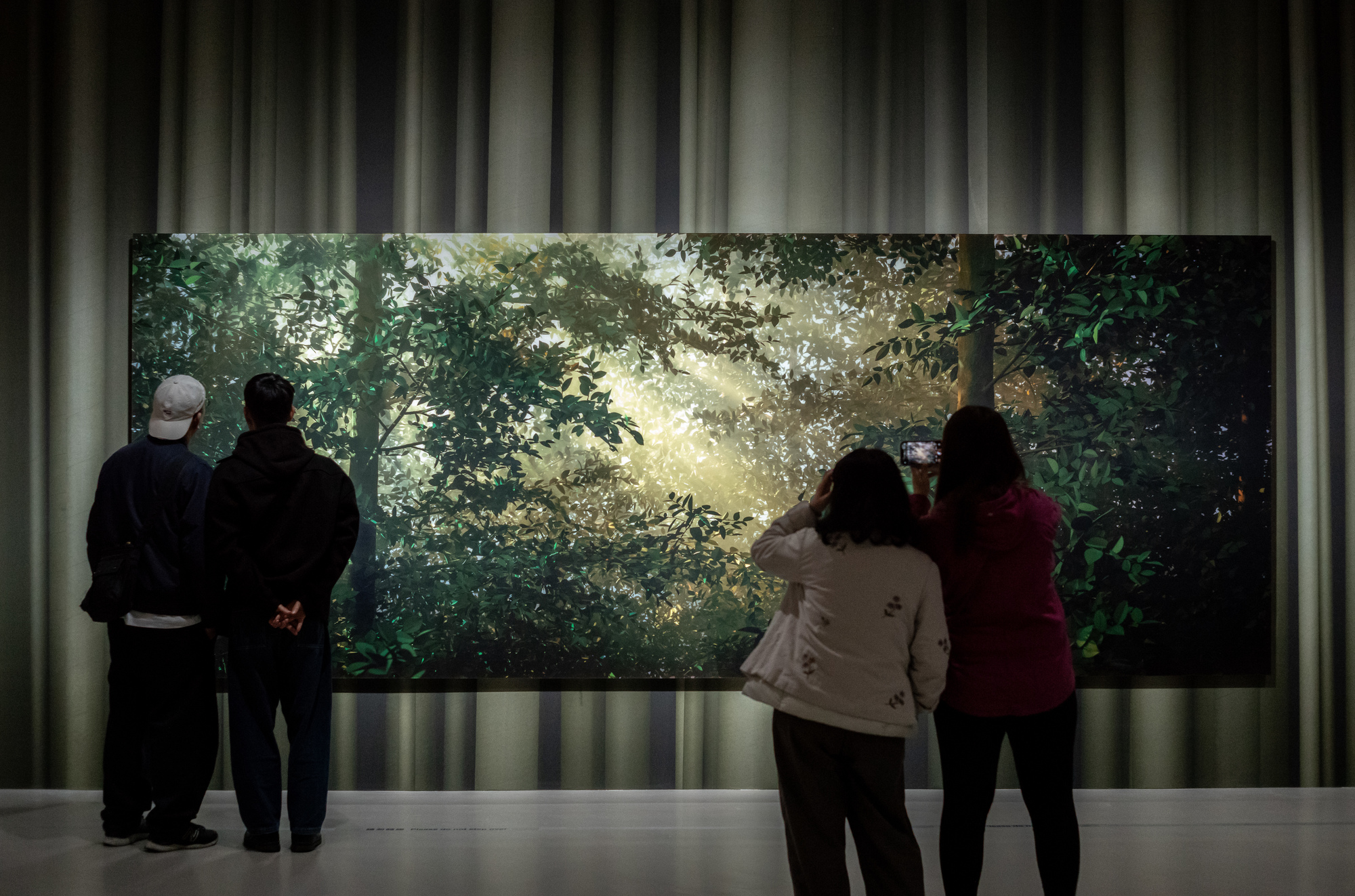 《森中空地》由270，000片手工剪製的紙葉構成，以高度精確的建模，用紙材對「自然」場景進行人工再造。（攝影／黃世澤）