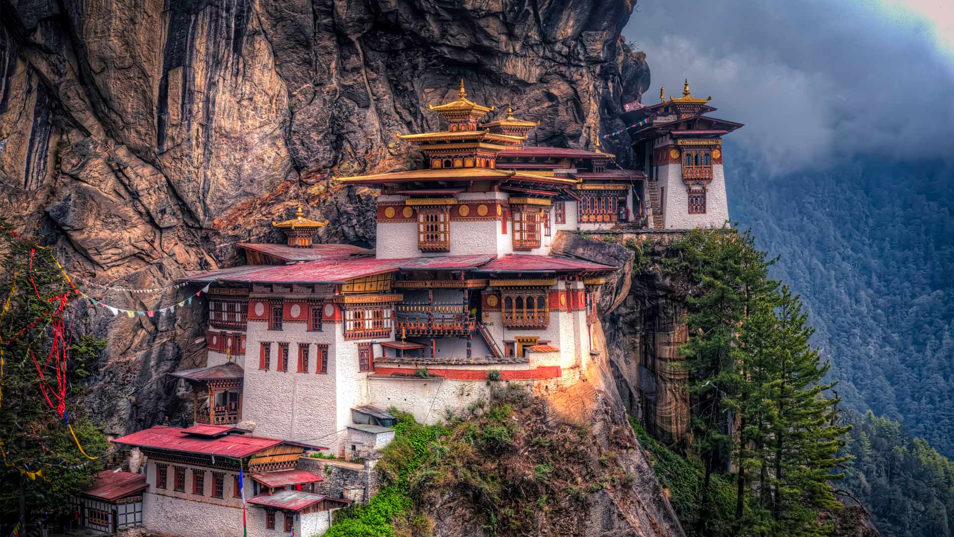 不丹虎穴寺，险峻山崖上的佛教寺庙，景色壮观。