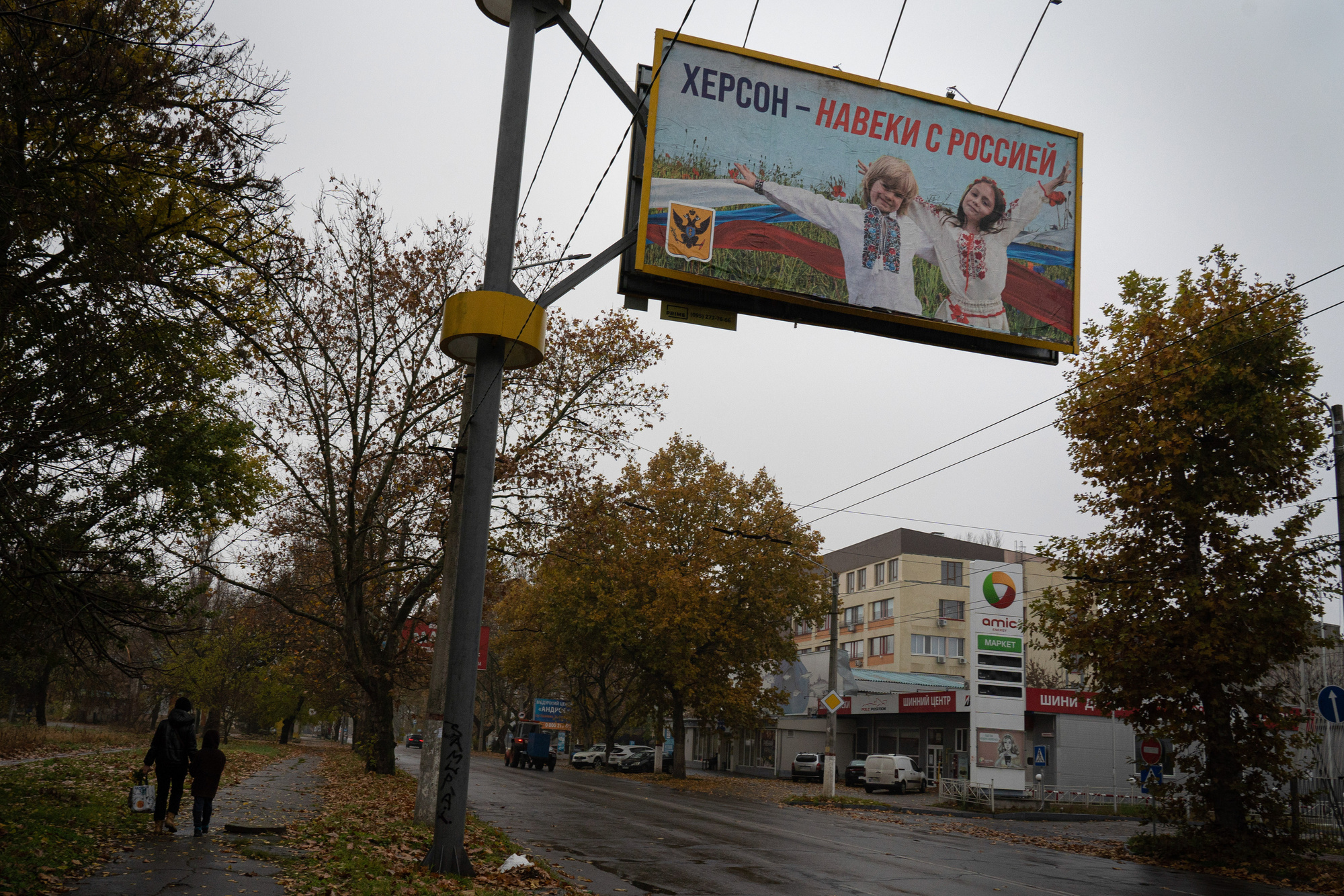 2022年11月17日，在結束長達8個多月的俄軍占領後，烏克蘭赫爾松（Kherson）街道上，仍可見寫有「赫爾松，永遠與俄羅斯在一起」的俄國宣傳標語牌。（攝影／Ashley Chan／SOPA Images／LightRocket via Getty Images）