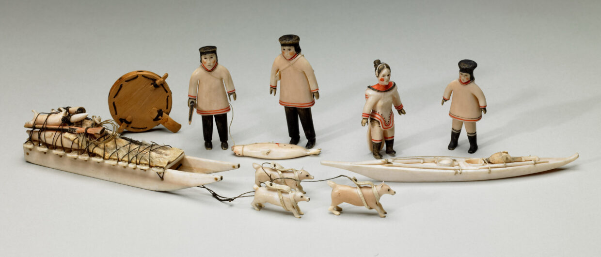 Dog Sled with Three Dogs 三只狗的狗拉雪橇 Inuit，19th century，walrus ivory，pigment，string，and animal hide