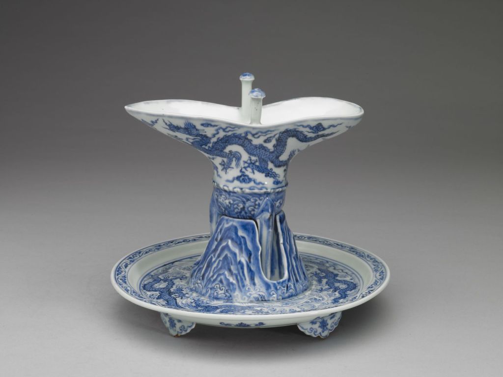 明永乐 青花波涛龙纹爵杯与托盘