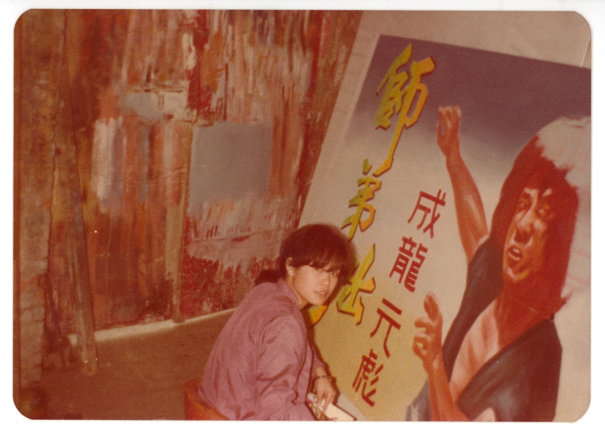 電影看板畫師曾金蘭工作照。（圖片提供／曾金蘭）