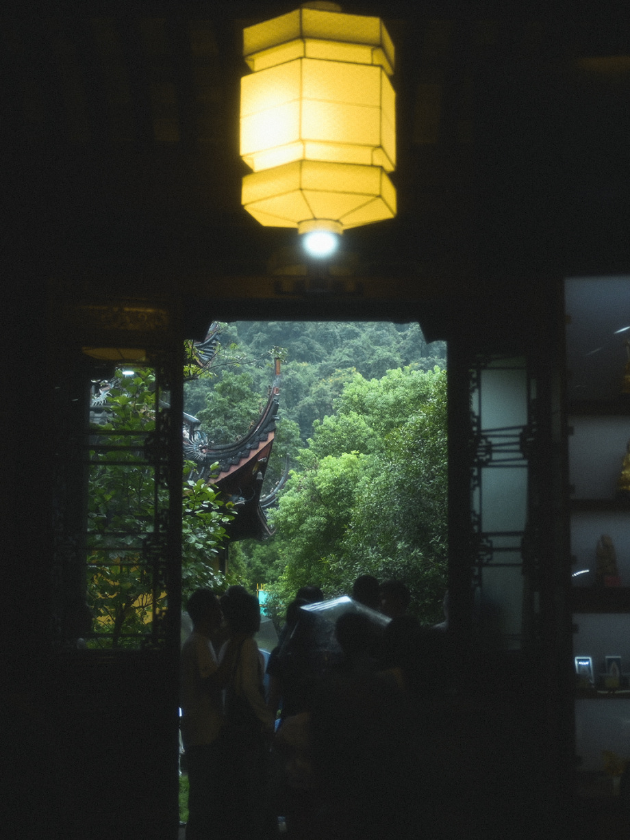 听见下雨的声音。