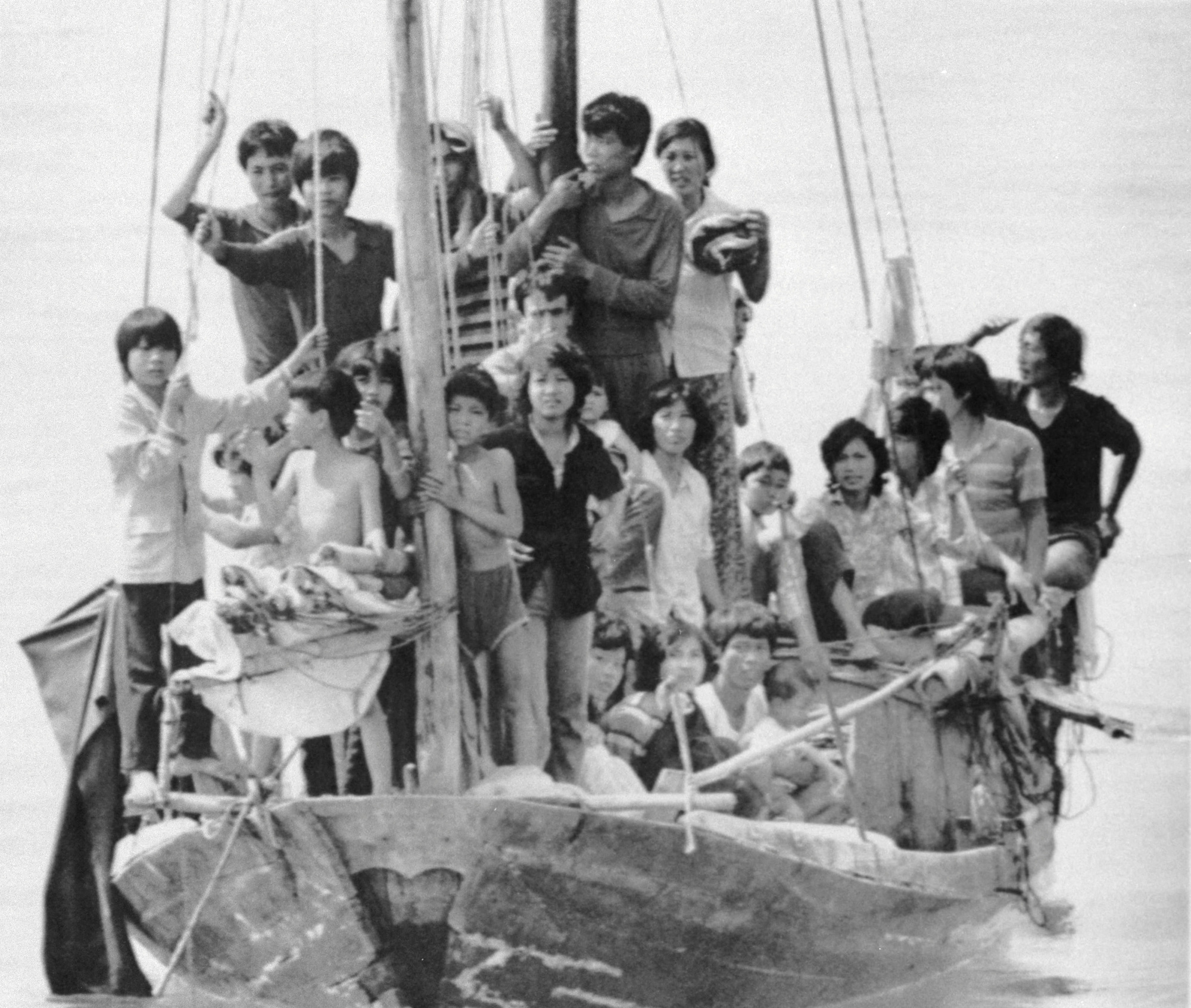 1989年5月8日，一艘載滿越南船民的小船駛入香港水域。（攝影／Andrew Wong／REUTERS）