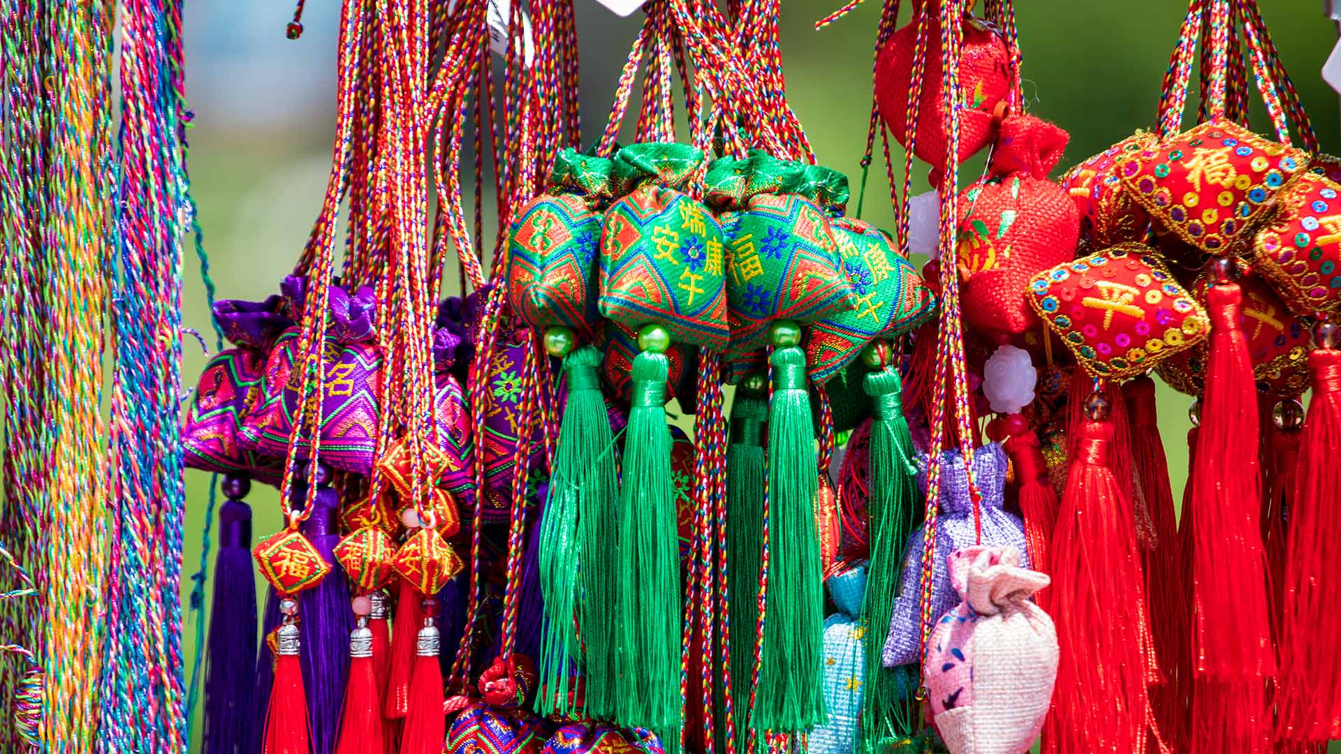 用彩色丝线串成的香囊，端午节前夕的庙会上，吉林省吉林市，中国