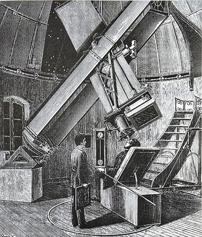 图2，保罗·亨利和普罗斯普·亨利在巴黎天文台使用的专门为天体摄影而设计的望远镜。其中一个人拿着感光板，另一个人坐在观测椅上跟踪天体并操控摄影装置对准目标天体。背景还出现了该天文台的梯状观测椅。（版画作者不详，图片来源： Scientific American（April 10， 1886） （137页）