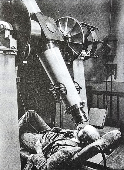 图3，悉尼天文台最重要的中天观测者、曾短暂担任该天文台台长的亨利·阿尔弗雷德·莱内汉（Henry Alfred Lenehan， 1843-1908 ）坐在他那把可调节的破旧椅子上使用子午环（transit circle ）进行观测。（摄影者不详，图片来源： Museum of Applied Arts and Sciences， New South Wales， Australia） （26页）