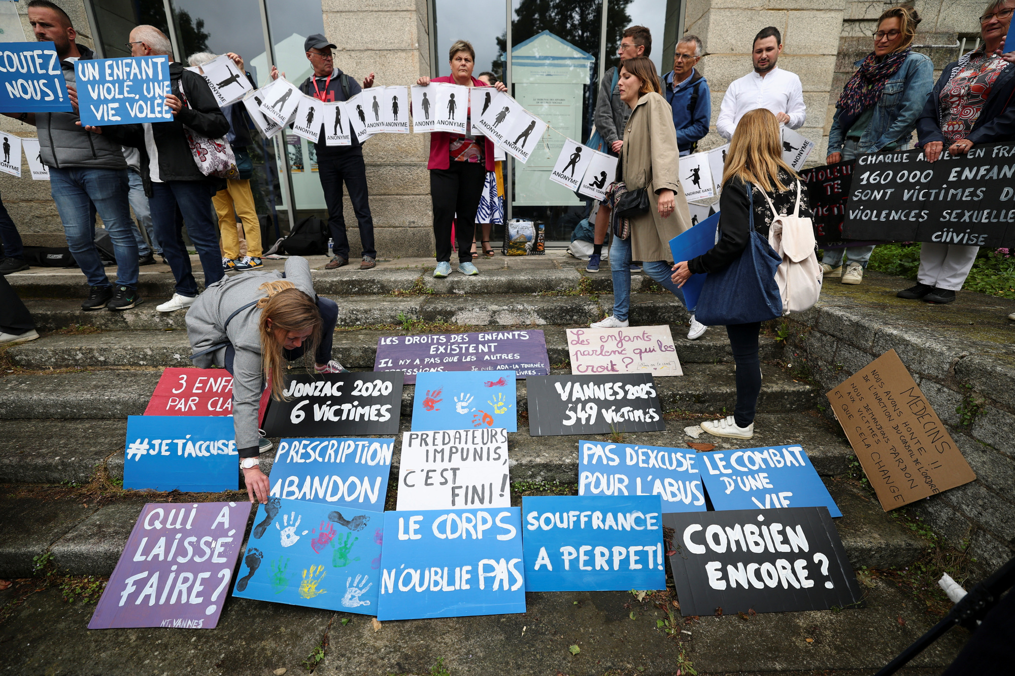 2025年5月28日，74歲的外科醫師喬艾・拉史考奈克（Joël Le Scouarnec）性侵案宣判當天，由受害者、婦女團體、非政府組織和工會組成的人群聚集在法國布列塔尼的瓦訥地方法院（Vannes Courthouse）前關注宣判結果。（攝影／Stephane Mahe／REUTERS／達志影像）
