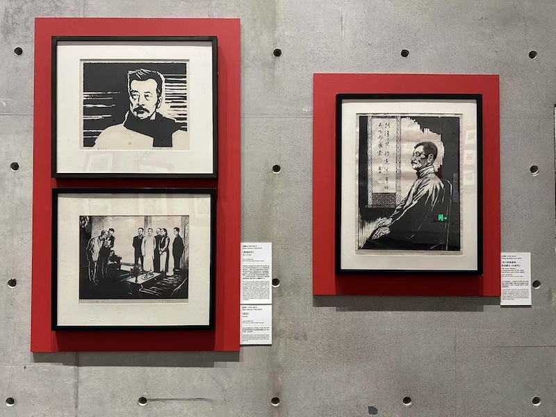 展览现场，赵延年（左）作品