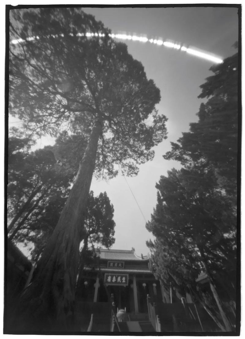 陈晓峰针孔摄影作品：编号：2013 66号；相机：墨子号；焦距：57毫米；孔径：0.28毫米；滤镜：-2红镜 -1阻感光材料：公元6寸黑白页片；时间：2013年7月29日-30日