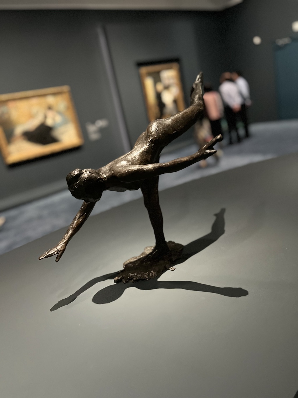 展览现场，赵延年（左）作品