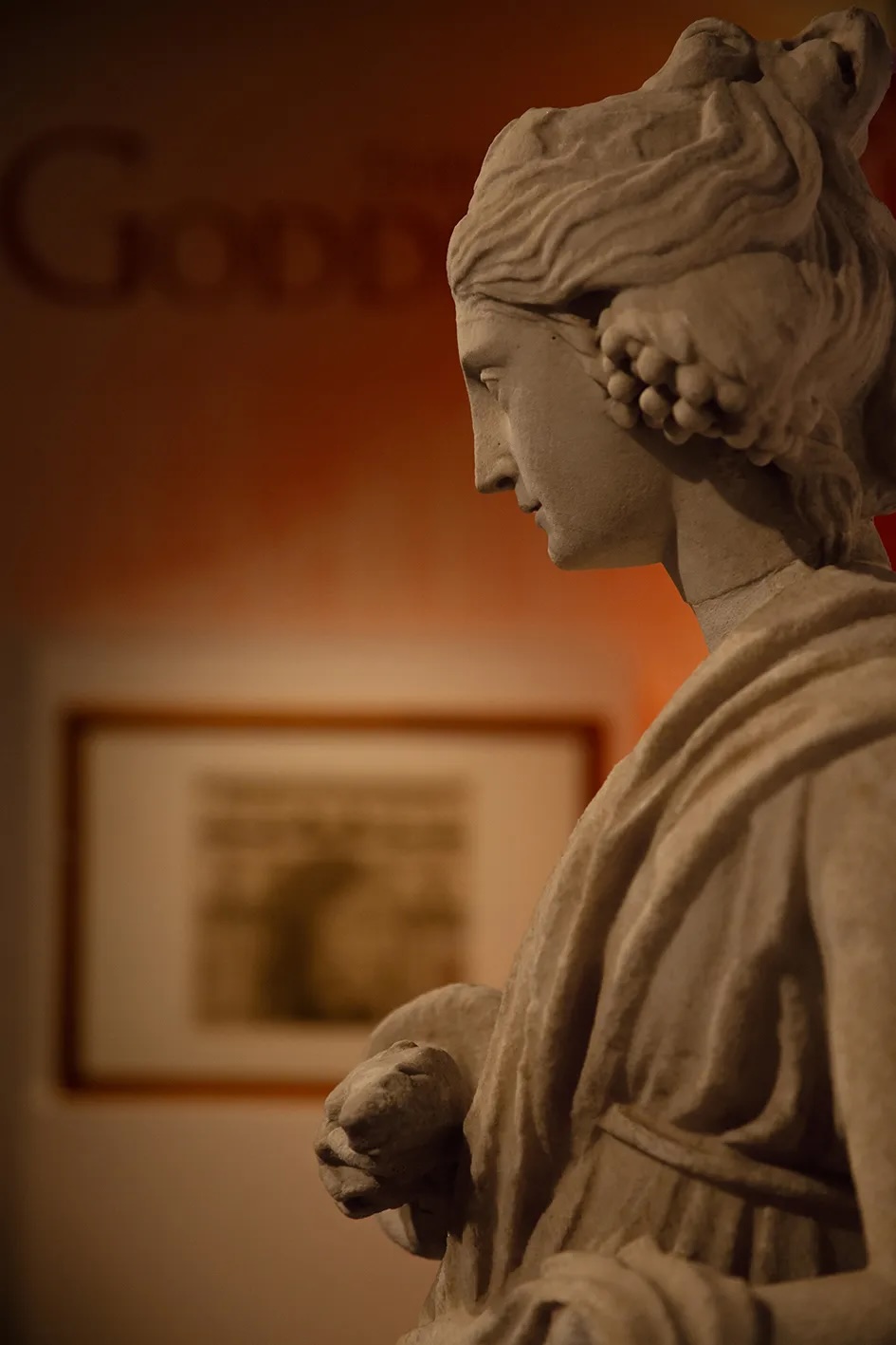 漫步美中——古罗马时期女性主题文物展 展览以意大利久负盛名的卡比托利欧博物馆馆藏为核心，同时获得国内外十余家展览机构支持，由中方和意方博物馆专家学者组成联合策展团队，精心遴选古罗马时期及我国两汉时期与女性生命历程相关的文物共计150余件套，旨在用实物呈现两千年前古代世界中女性丰富的精神世界和昂扬的生命力量，再现绚丽多彩的女性叙事。