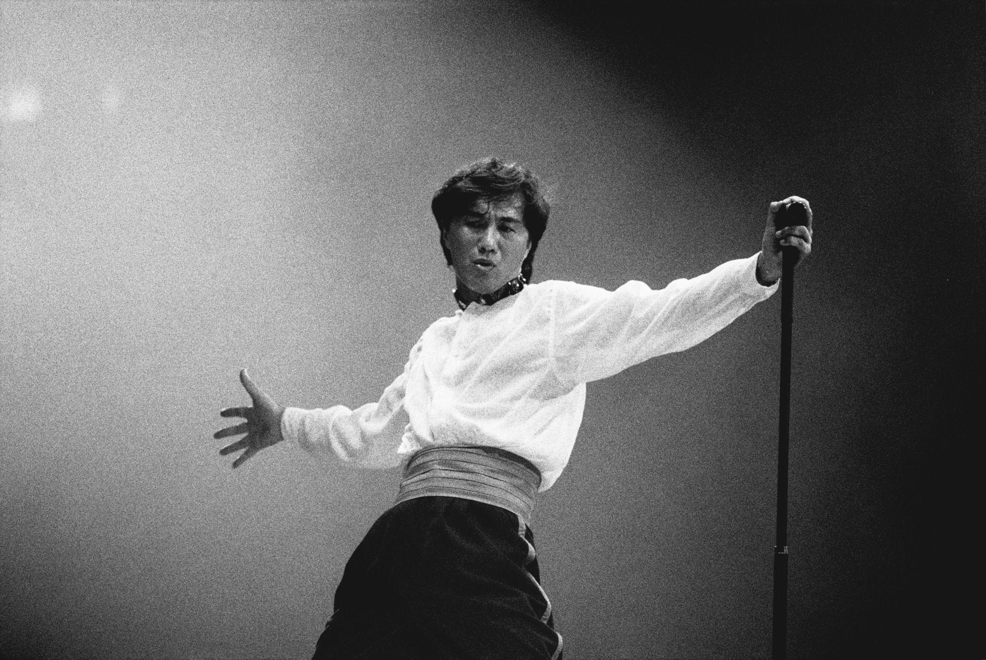 1970年代出道，被尊稱為「香港流行樂壇鼻祖」的許冠傑確立粵語歌的主體及相應的尊重。其後的香港流行音樂黃金時期，改編日本作品成為另一股創造明星金曲的動力。（攝影／staff／South China Morning Post via Getty Images）