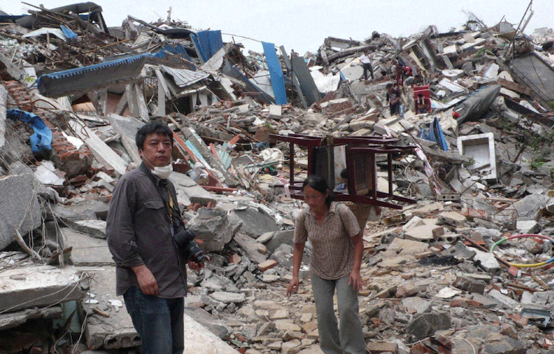 刘家琨在灾后现场