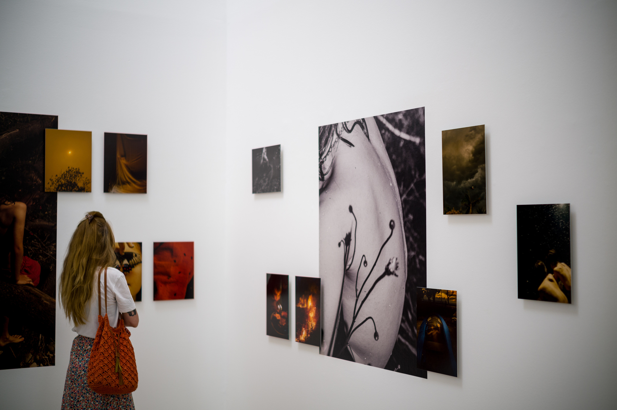 麗莎·索爾吉尼（Lisa Sorgini）的作品《叢林大火，洪水系列》（The Bushfire，the Flood series）拍攝澳洲幾乎每年夏季都會肆虐的叢林大火和隨之而來的毀滅性洪水，探討氣候危機所來的極端天氣對澳洲的影響。（攝影／黃世澤）