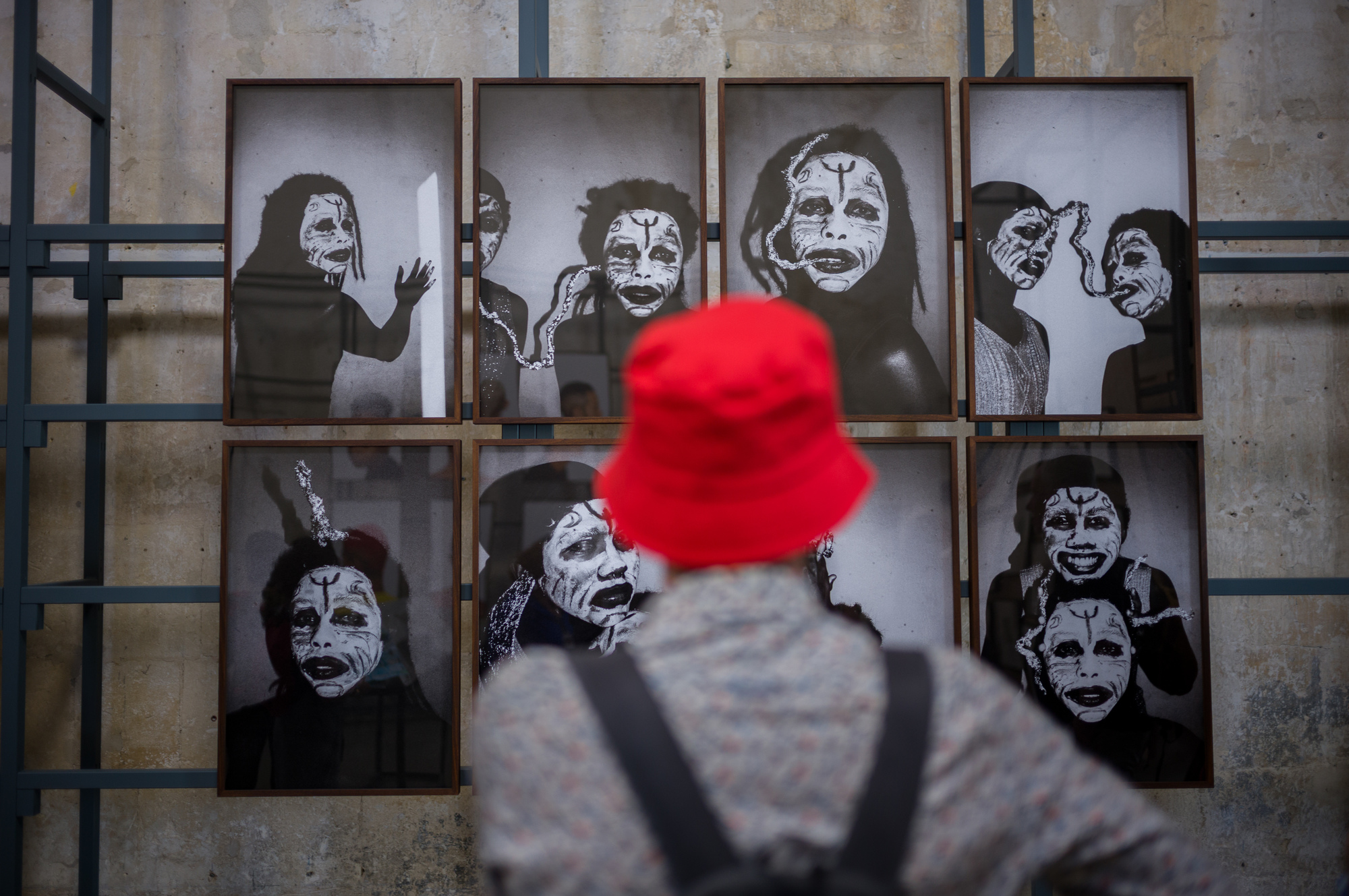 卡斯提耶爾・維托里諾・布拉希萊羅（Castiel Vitorino Brasileiro） 身兼視覺藝術家、作家與心理學家。作品《花之軀》（Flowerbody）圍繞著「轉變」（transmutation）的概念，並以其作為自身具體實踐與自我探索的命名。（攝影／黃世澤）