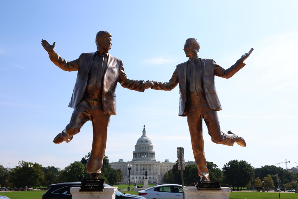 一座美国总统唐纳德·特朗普和被判犯有性犯罪的杰弗里·爱泼斯坦牵手雕像于9月23日星期二神秘地出现在华盛顿特区的国家广场。这座匿名纪念碑被誉为对两人在“友情月”期间密切联盟的幽默致敬，此前几周，国会民主党人公布了一本据称是在爱泼斯坦2003年50岁生日时赠送给他的生日剪贴簿。