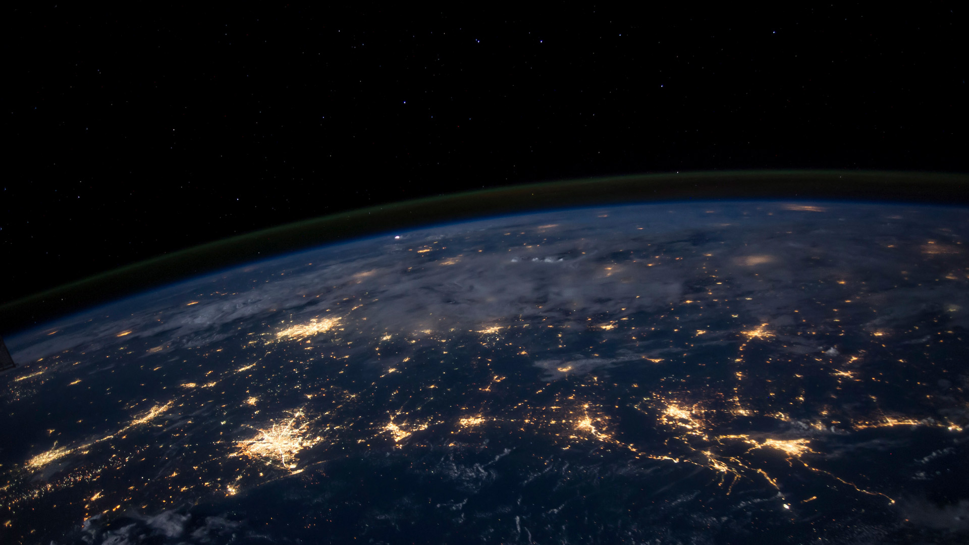 从地球上空225英里处俯瞰墨西哥湾沿岸各州的夜间景象