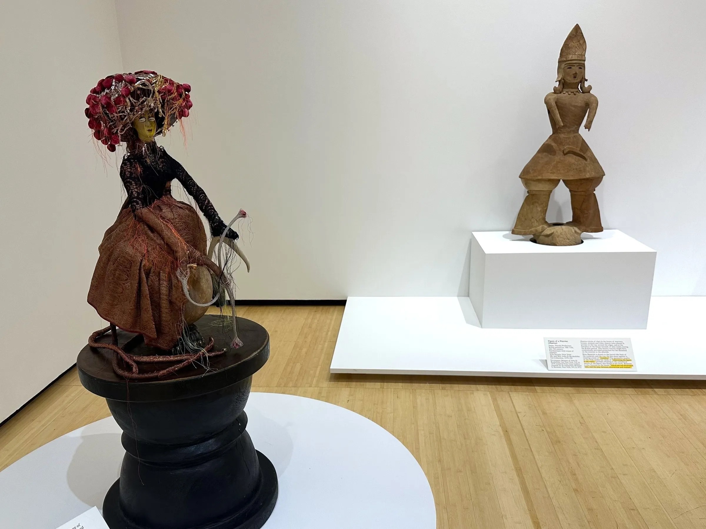 Rina Banerjee，“Native，migrant naturally” (2018) (left) and “Figure of a Man” (6th–7th century) from Japan，Ibaraki Prefecture，Tumulus period，earthenware with traces of pigment (right) (all photos Lakshmi Rivera Amin/Hyperallergic)