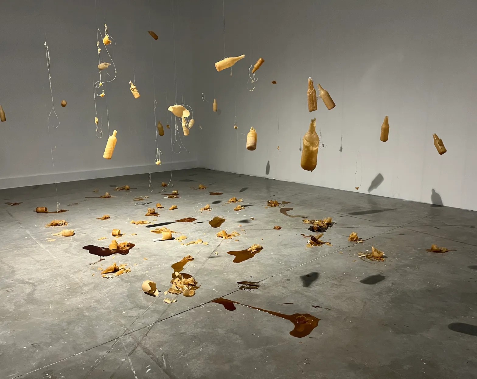 Andrea Chung，“The Wailing Room” (2024)，sugar，sound，and resin (photo Francess Archer Dunbar/Hyperallergic)