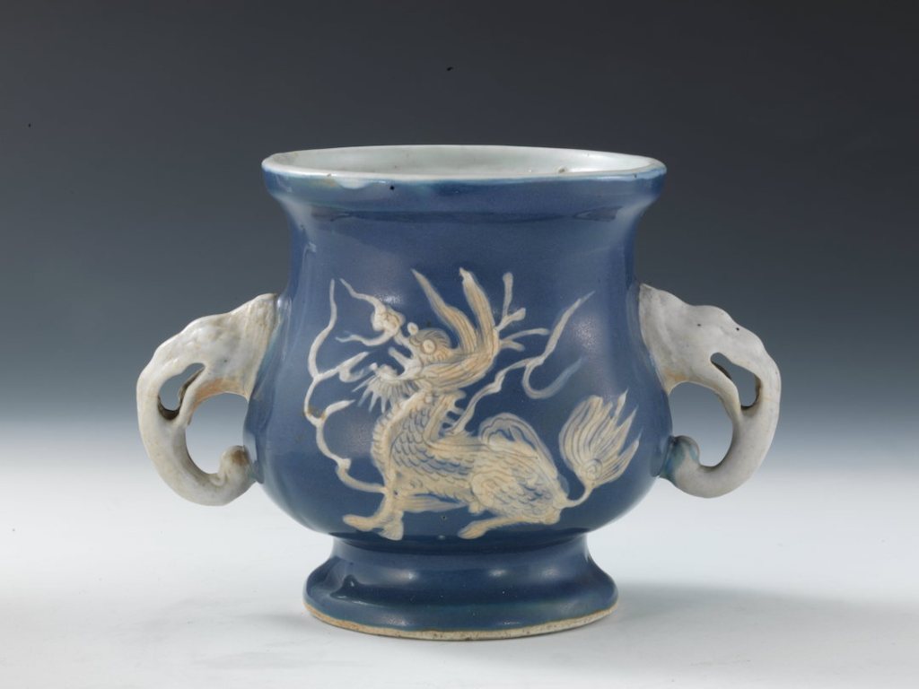 明·霁蓝釉堆白麒麟纹象耳炉