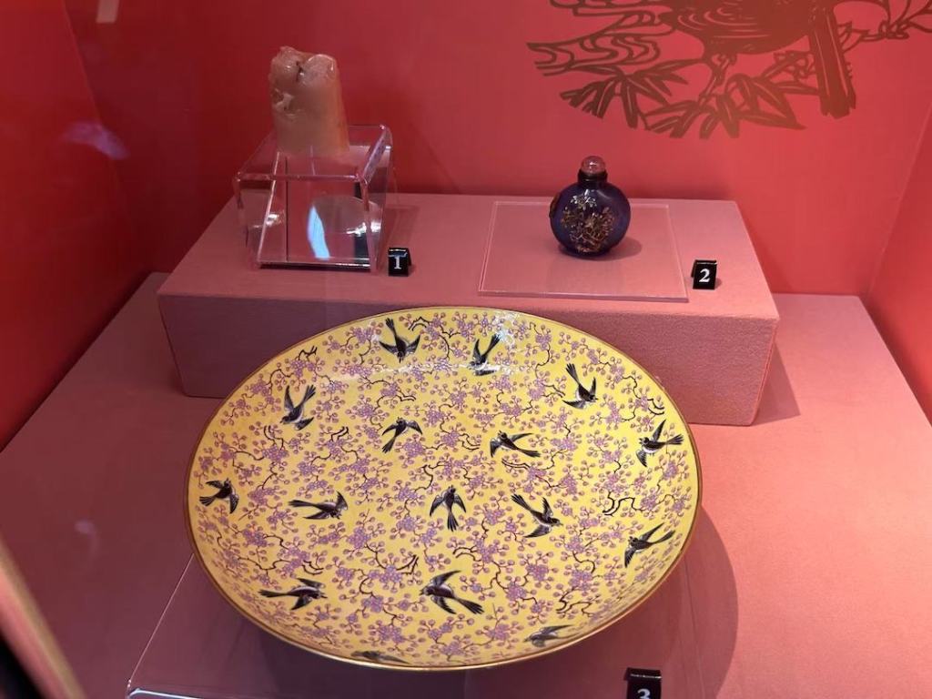 展览现场 清同治款粉彩梅鹊纹盘
