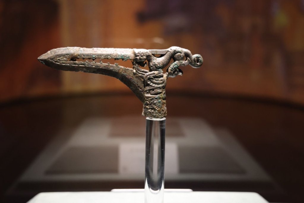 虎鹰互搏銎内戈 春秋 山西博物院藏