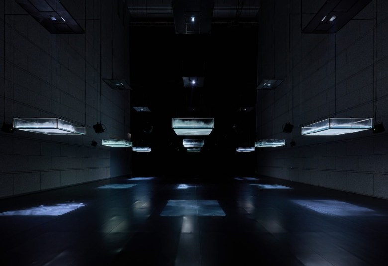 Installation view of Ryuichi Sakamoto + Shiro Takatani，“LIFE–fluid，invisible，inaudible…” (2007) (©2024 KAB Inc.; photo by Takeshi Asano)