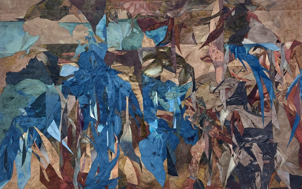 Installation view of Nour Jaouda, “How do we carry the endless blue?” (2025), hand-dyed cotton canvas, steel (all photos Anna Souter/) 努尔·贾乌达(Nour Jaouda)作品“我们如何承载无尽的蓝色?”(2025)的装置图,手工染色棉帆布,钢(所有照片均由 Anna Souter/Hyperallergic 提供