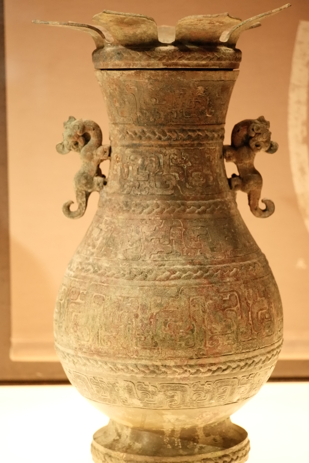 蟠螭纹莲盖壶 春秋晚期·晋 山西博物院藏