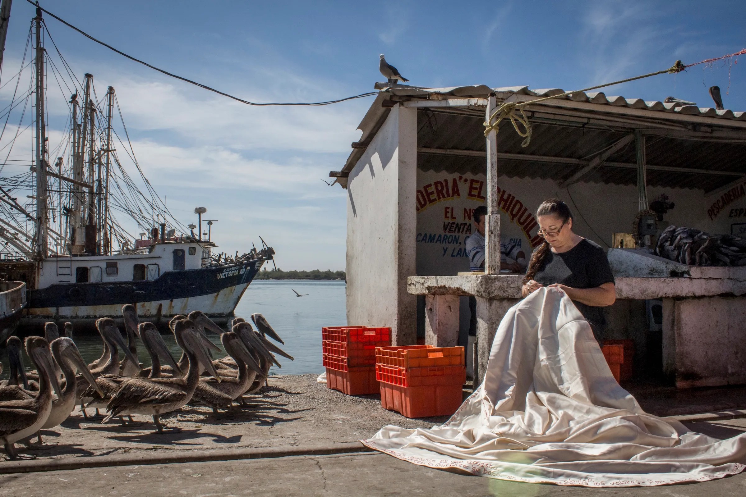 Elina Chauvet engages in “Confianza” (2013–)，a silent public performance where she embroiders on a white wedding dress，in various places. (all photos courtesy the artist，Galería 1204，and MAD54，New York)