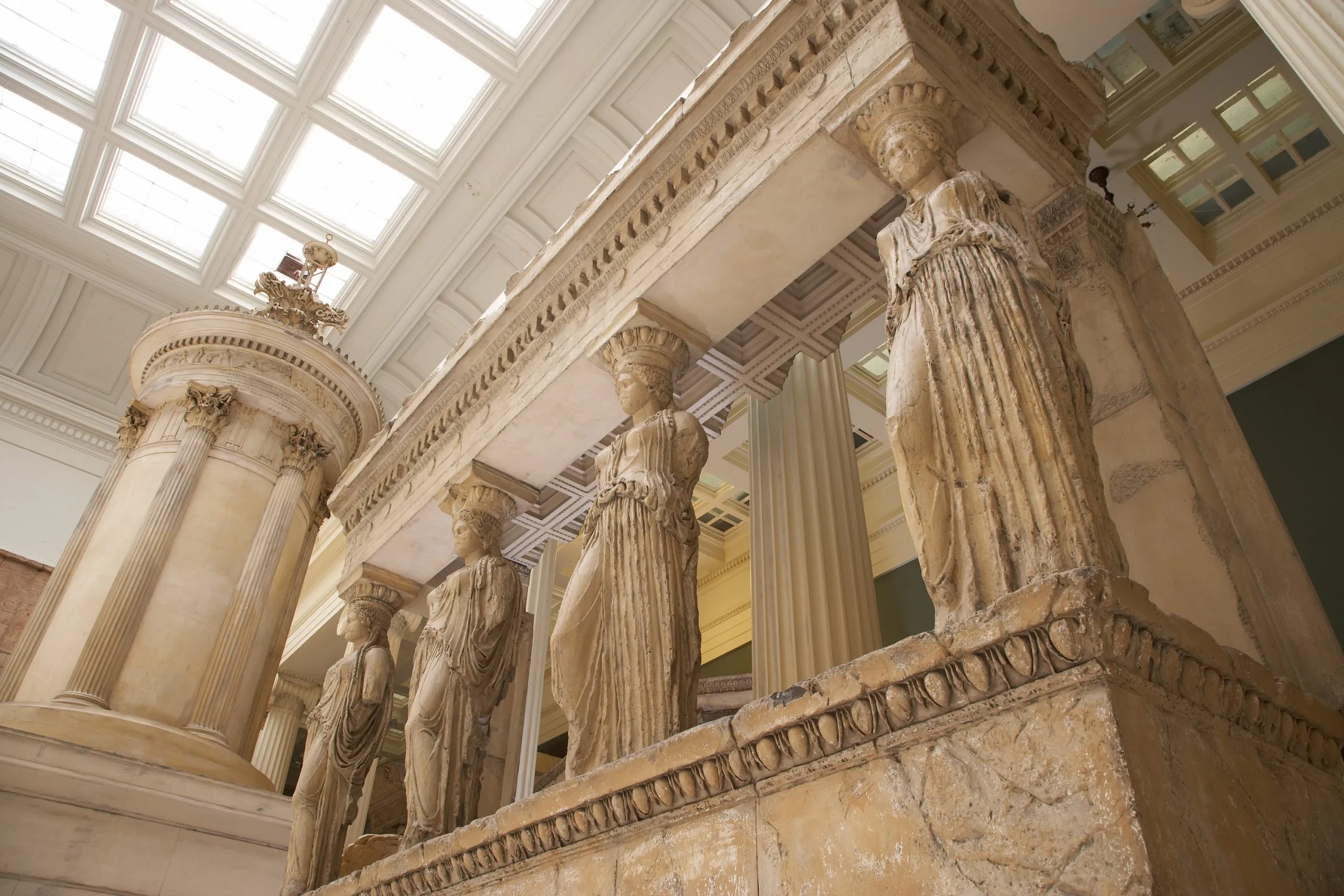 Installation view of the Hall of Architecture at the Carnegie Museum of Art (2007)，featuring works by Ecole des Beaux-Arts (cast maker) (photo by Tom Little，all photos courtesy Carnegie Museum of Art)
