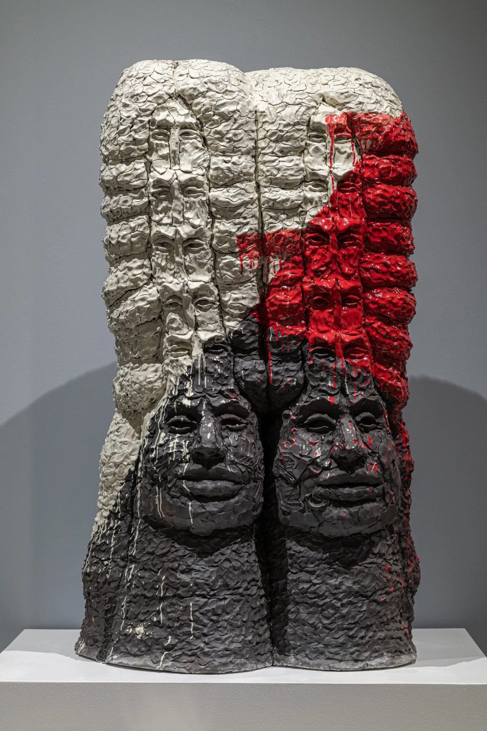 Raven Halfmoon (Caddo Nation)，“E-a’-ti-ti” (2021)，stoneware，glaze (photo by Trayson Connor，courtesy Zimmerli Art Museum)