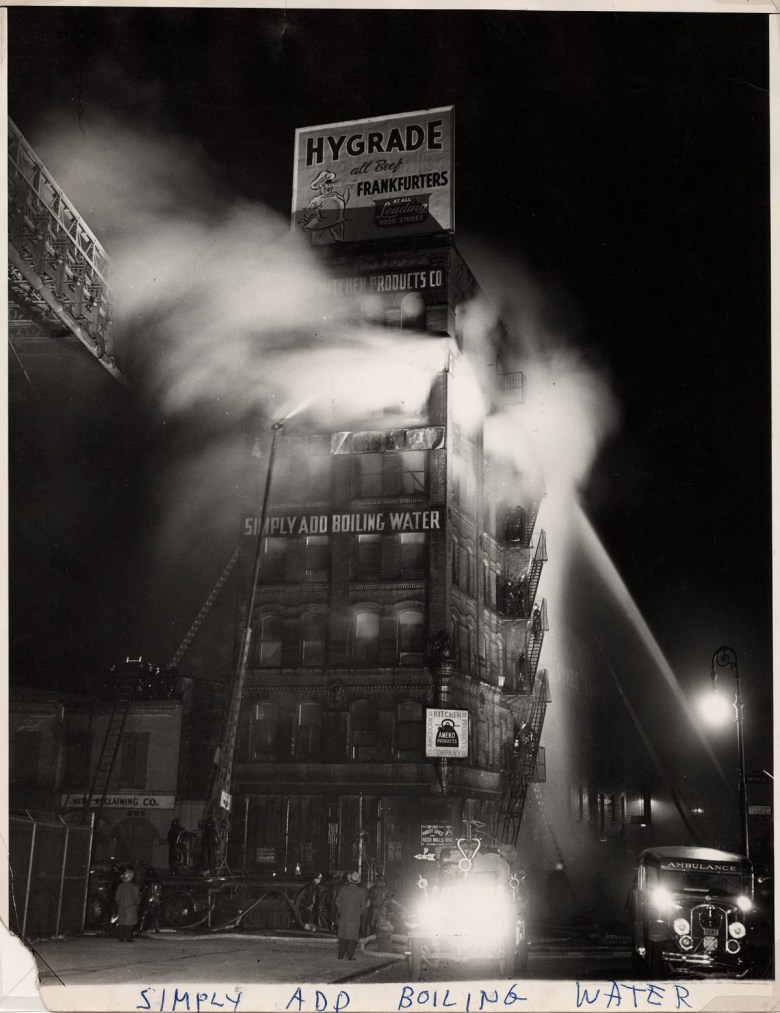 Weegee，“Simply Add Boiling Water” (1943)，photograph