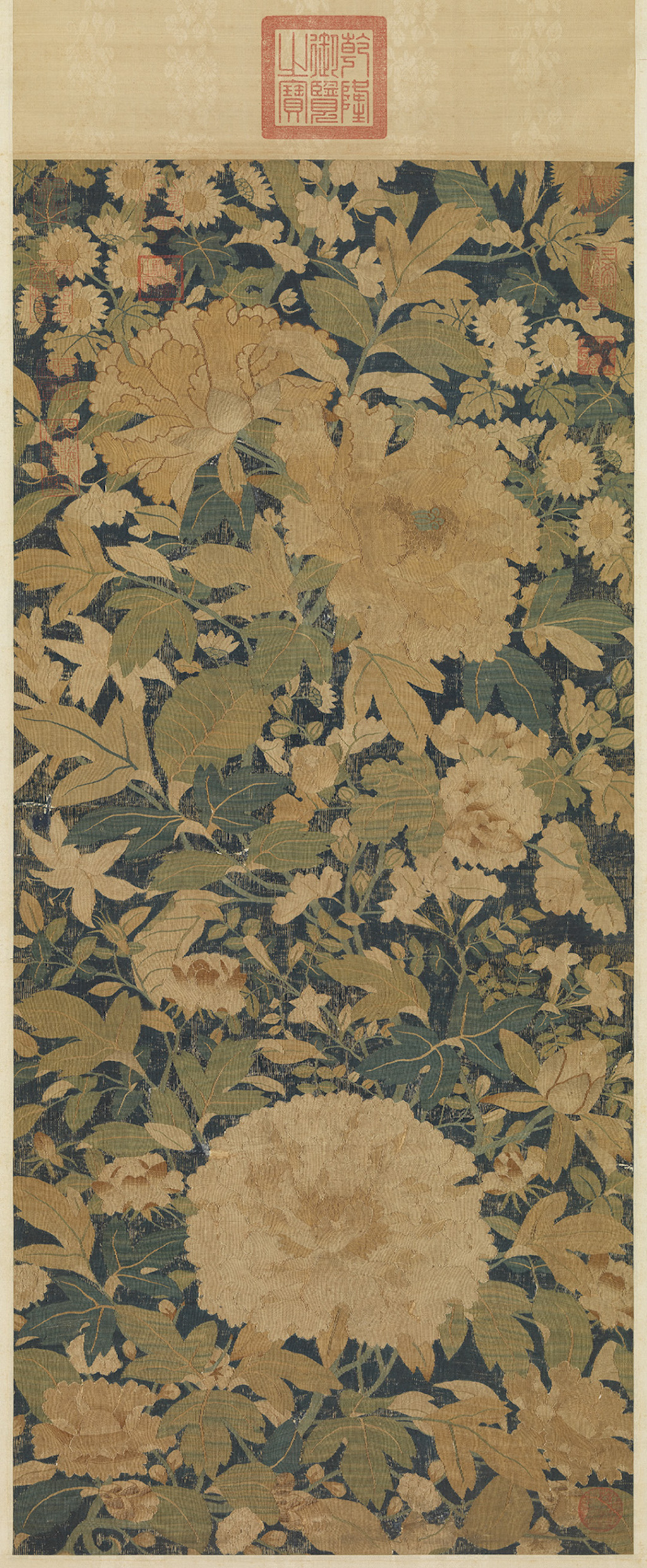 宋缂丝富贵长春轴