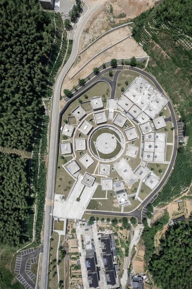 鸟瞰遂昌县殡仪馆，呈向心式布局。©赵赛