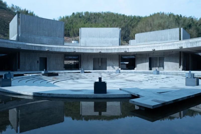 殡仪馆的核心空间灵潭。周围的单体建筑高低错落。©有素摄影