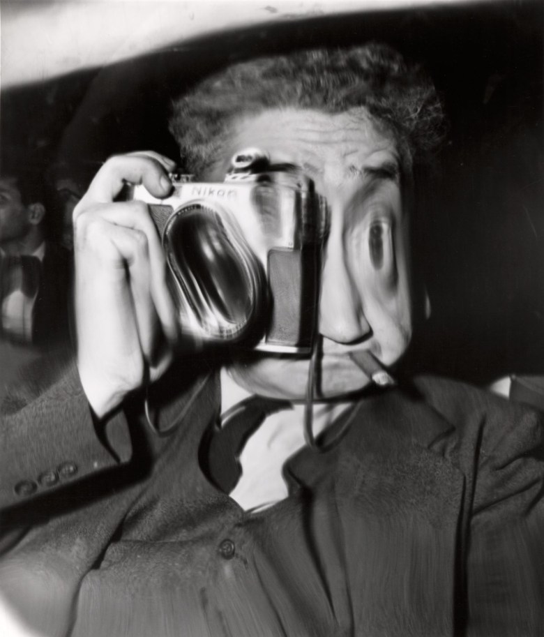 Weegee，“Weegee” (c. 1958)，photograph (image © International Center of Photography/Getty Images; courtesy International Center of Photography)
