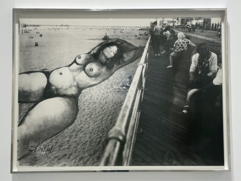 Anita Steckel，“Giant Women on New York (Coney Island)” (1973)，silver gelatin print