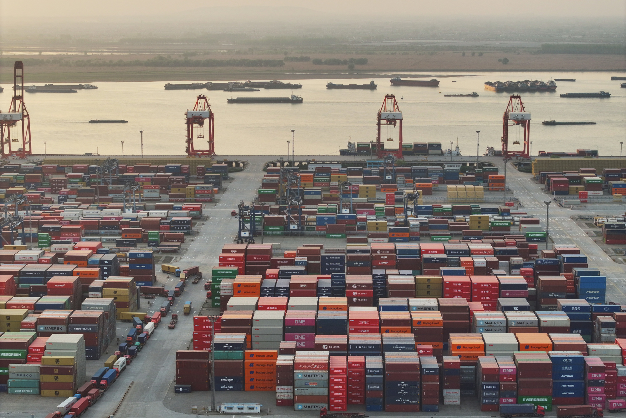 2025年4月9日，中國南京港碼頭邊堆放的貨櫃。在美國總統川普（Donald Trump）對中國商品追加的對等關稅生效後，中國運往美國的海運航線大幅減班，沿海各大港口也都出現來不及輸美就被巨額關稅擋下的滯留貨櫃。但對此，中國海總署4月14日再次強調：中國本地的內需市場強勁，就算不和美國作生意，「天也不會塌下來。」（攝影／Fang Dongxu／VCG via Getty Images）