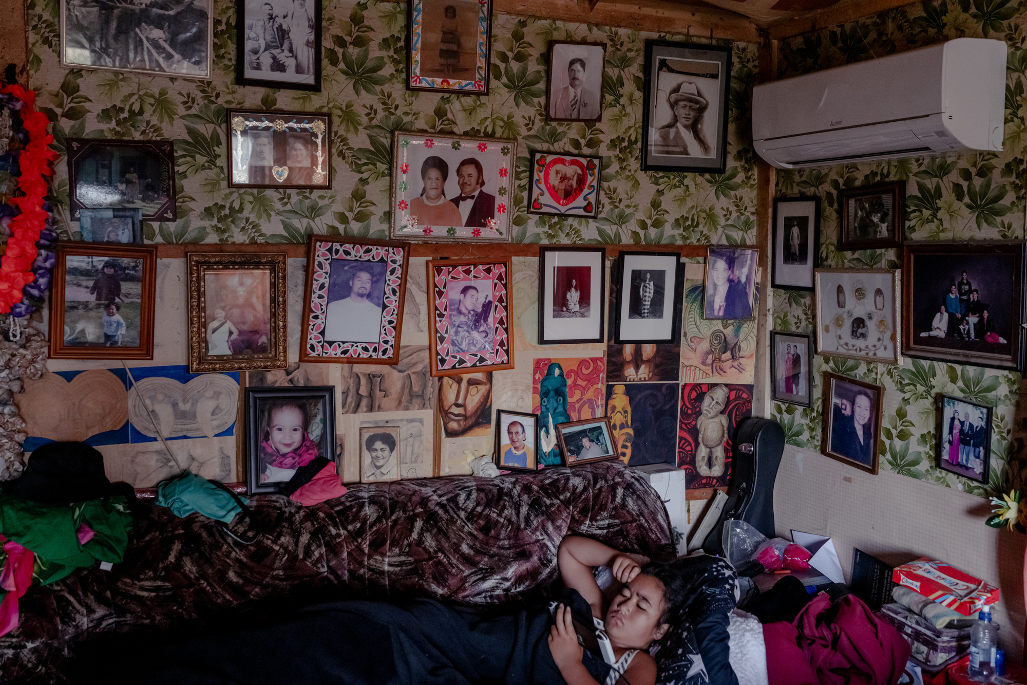 2022年1月26日，紐西蘭魯阿託基（Ruatoki），12歲的Ruiha Te Tana 在祖父家中休息，這間房子建於1916年，是 Tūhoe 族人歷史的活檔案。（攝影／Tatsiana Chypsanava／Pulitzer Center／New Zealand Geographic）
