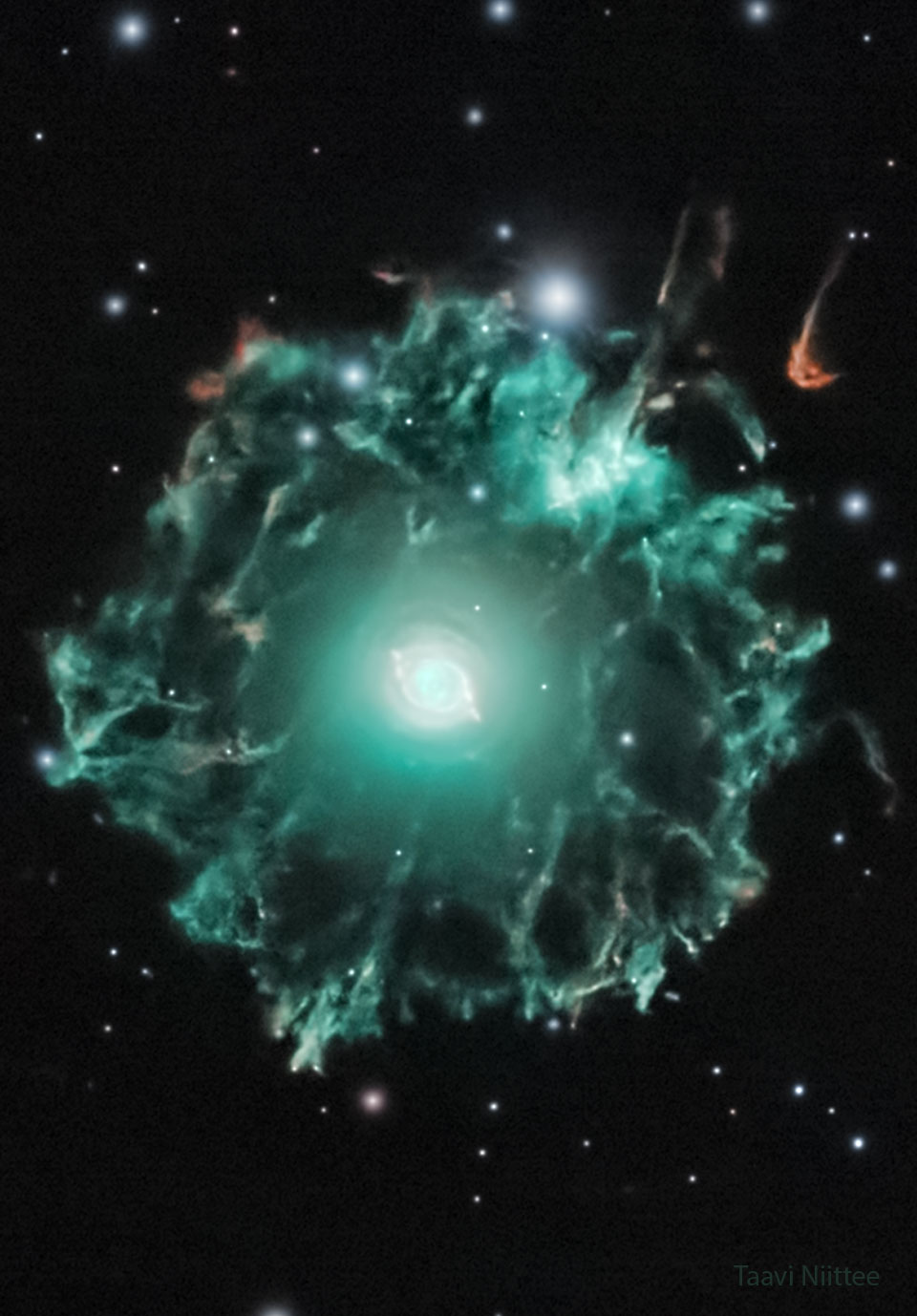 猫眼星云的晕，这张照片展示了其结构复杂的、横跨超过3光年的外晕。外晕可能由恒星演化早期抛射出的物质形成，其年龄估计为5万到9万年