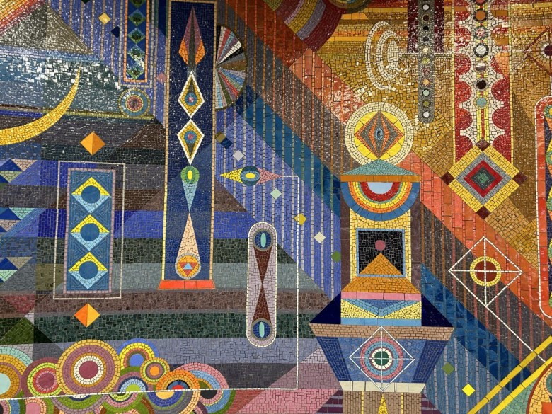 The work was supported by the Percent for Art program，which has brought more than 400 commissioned public works into the city’s transit system.