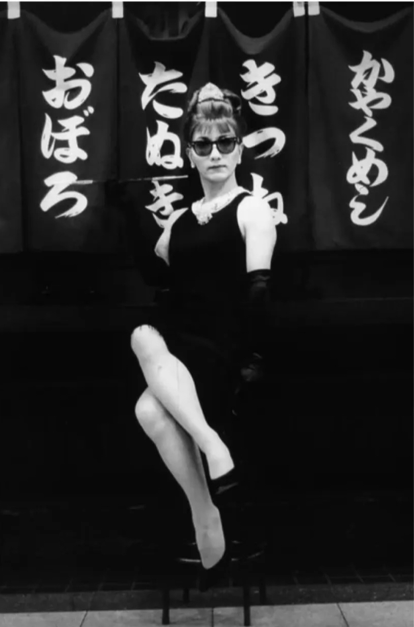 森村泰昌与辛迪·雪曼：变装化身 展览展出森村泰昌（日本籍，生于1951年）和辛迪·雪曼（美国籍，生于1954年）重要的早期系列作品，追溯其创作的本源，描述他们如何重构艺术史、电影和媒体文化中的经典画面。这些变装化身的创意之举并非单单模仿原来的作品，更体现了两位艺术家的独特视角和背景。他们再现的影像往往偏离原初的图像，令人感到既熟悉又模糊。森村和雪曼透过与其模仿对象建立可游移变化的关系，揭示身份是具可塑性的概念。