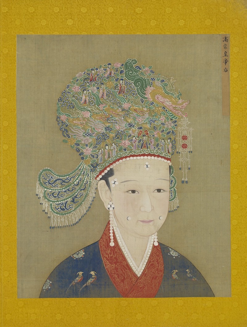 国宝聚焦：宋高宗后宋孝宗后半身像 此次国宝聚焦的是宋高宗后宋孝宗后半身像。此画像所绘的应为宋高宗续立的宪圣慈烈吴皇后。画中人物头戴九龙花钗冠，面贴珠钿，身着深青色祎衣，上绣对雉，并用朱色作边饰，上再缀以龙纹，鲜艳、华美至极。