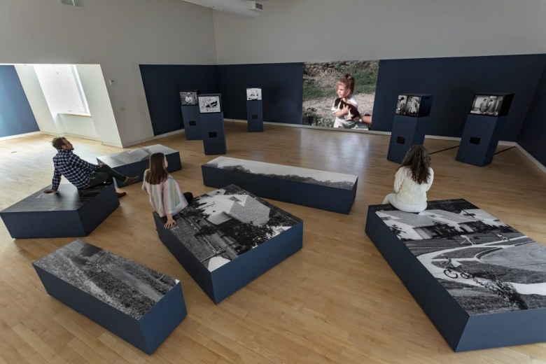 Installation view of Dara Birnbaum，“Journey: Shadow of the American Dream” (2022) at the Miller ICA at Carnegie Mellon University，2022 (photo by Tom Little，courtesy Dara Birnbaum studio and Marian Goodman Gallery)