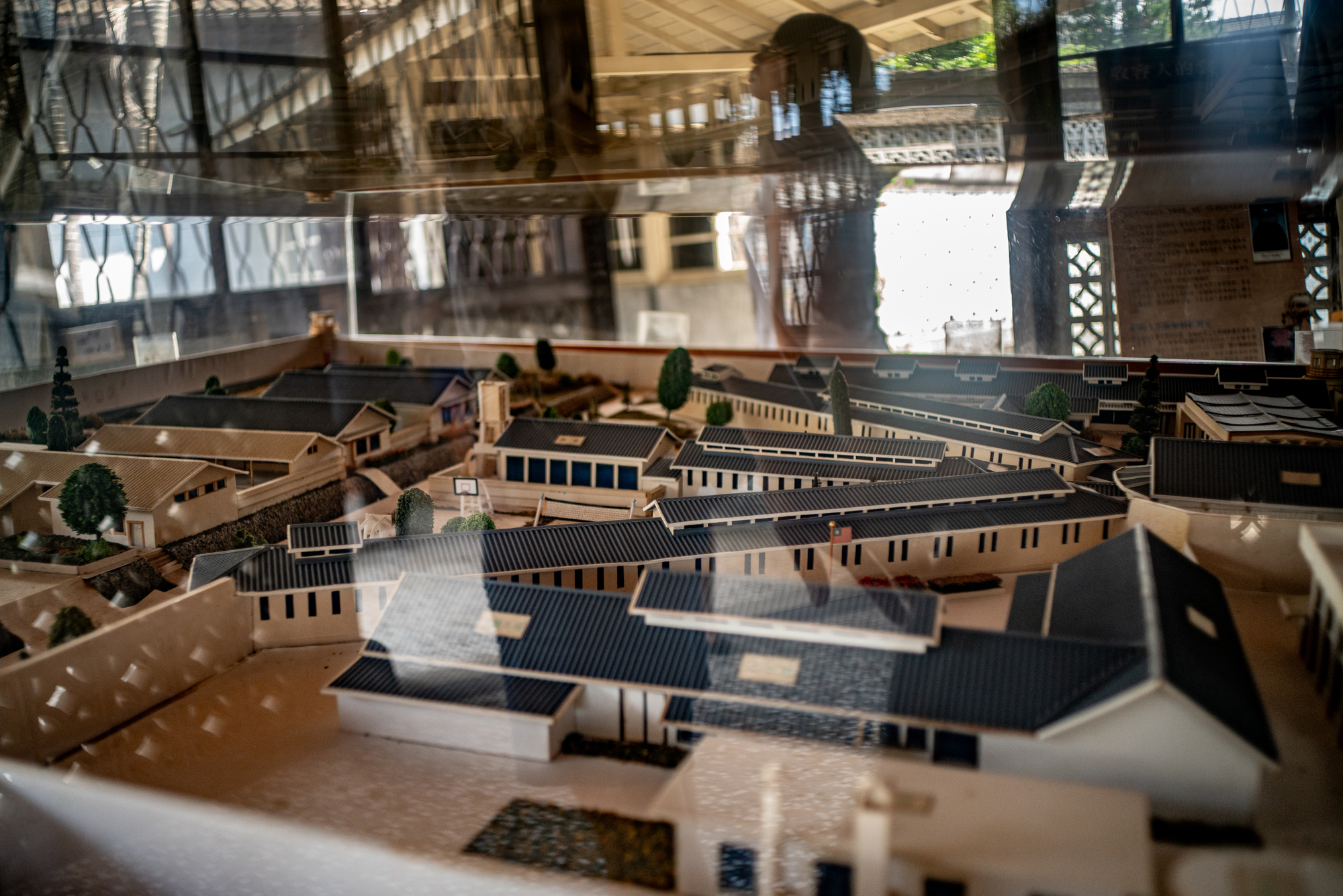 台灣唯一完整保存的日治時期刑務所建築的嘉義舊監獄，在除役後成為國定古蹟並轉型為獄政博物館，原本的牢房控制中心內陳設監獄模型，展示放射狀的牢房翼樓及周邊建築設施。（攝影／陳曉威）