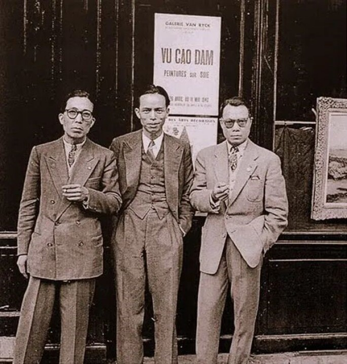 留法越南艺术家枚中栨（左）、武高谈（中）与黎谱（右）在巴黎GALERIE VAN RICK画廊前合影 图：Sotheby’s