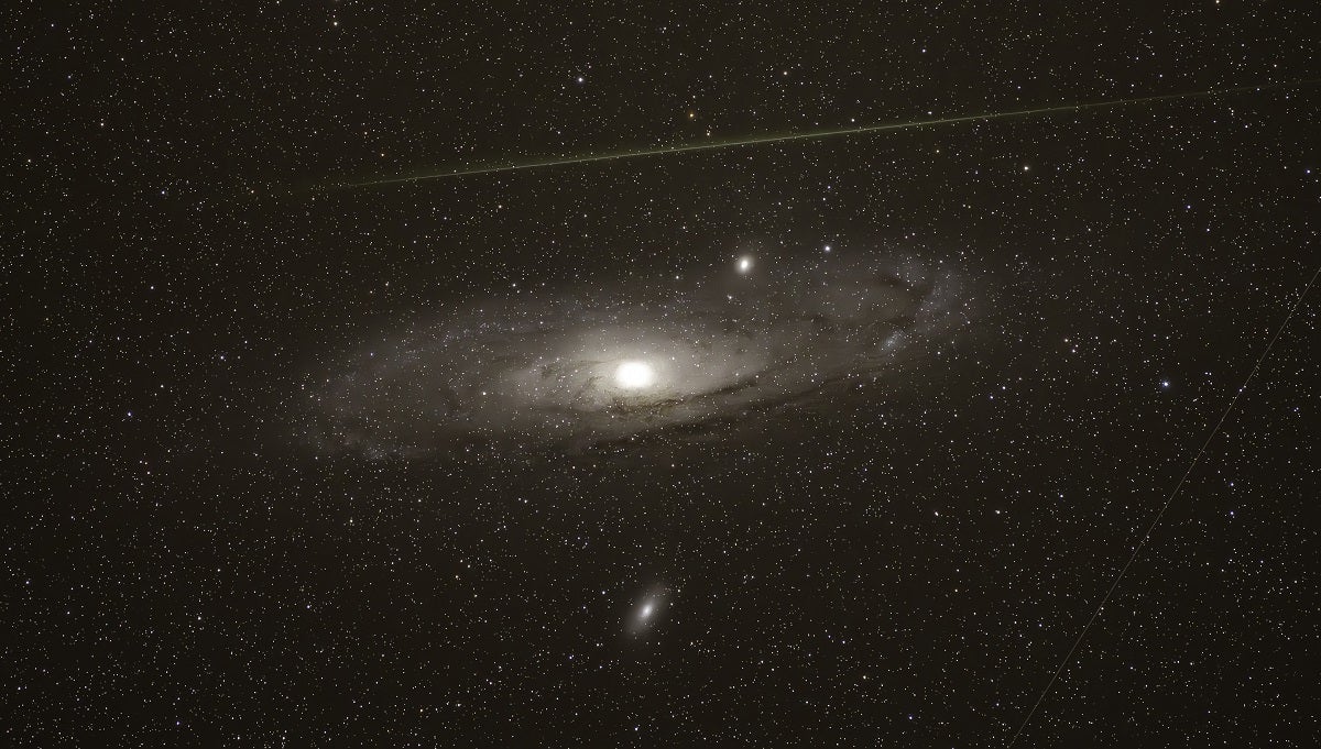 Like how the Earth keeps the Moon bound on a gravitational tether，our nearest galactic neighbor，the Andromeda galaxy (M31)，is surrounded by a bunch of tiny satellite galaxies.